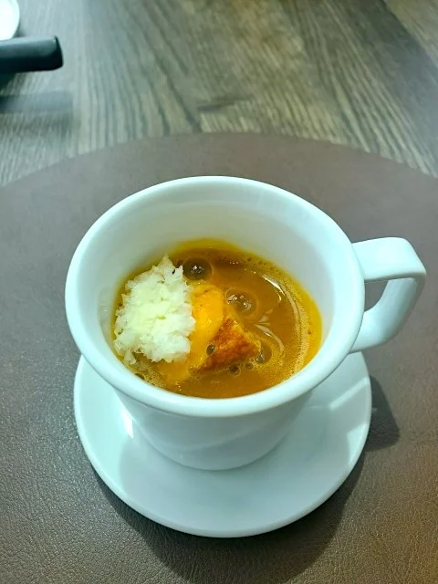 カサゴのあらで作られた濃厚なスープドポワソン