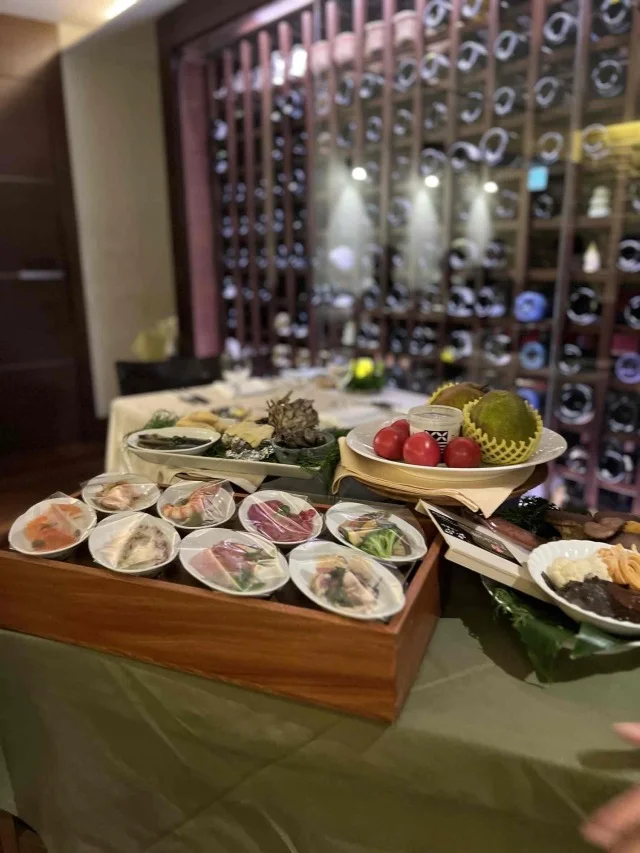 ワゴンで運ばれてくる食材。