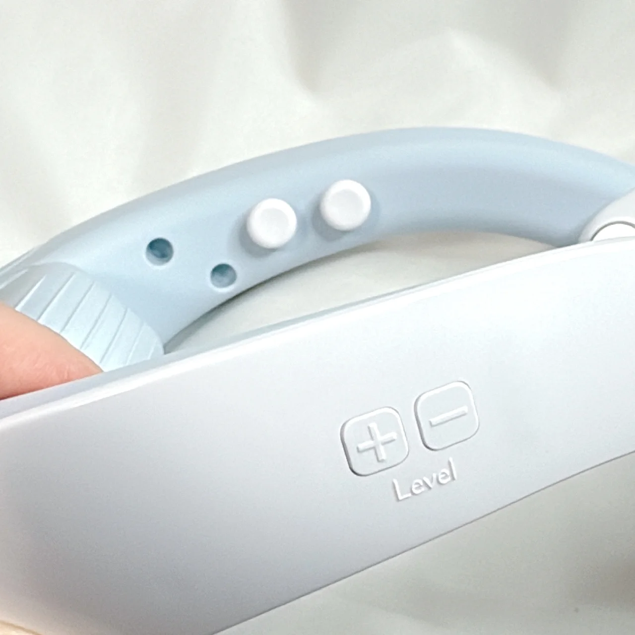EFFECTIM エフェクティム クイック フェイシャル トレーナー おすすめ美顔器 お試し写真 右側面の操作ボタン