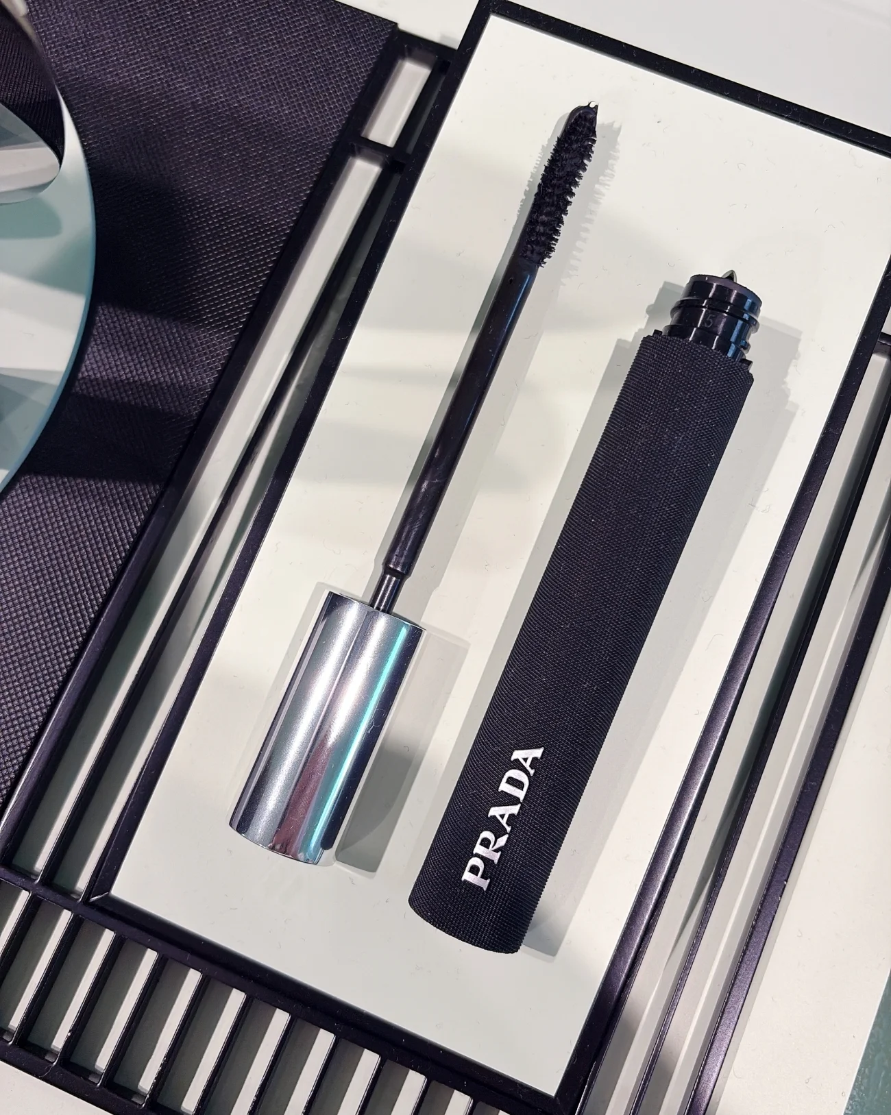 2025 新作コスメ スコープ ラッシュ エクステンディング ボリューム マスカラ ¥6380/プラダ ビューティ PRADA