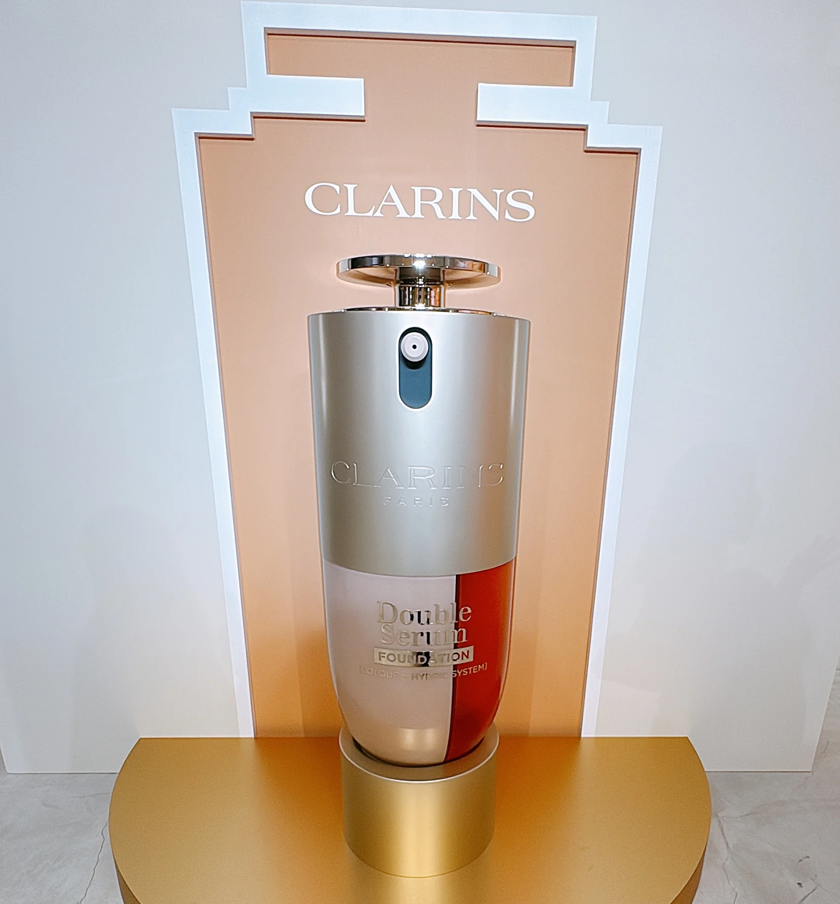 2026　新作　クラランス　発表会の写真　ダブルセーラムファンデーションの巨大モックディスプレイ