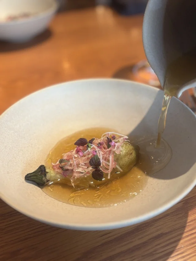 焼いた茄子の中にブラータチーズが入っており、お出汁をかけていただきます