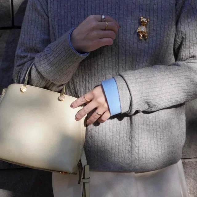 冬服のまま春コーデへ。40代の小物アップデート術_1_9-2