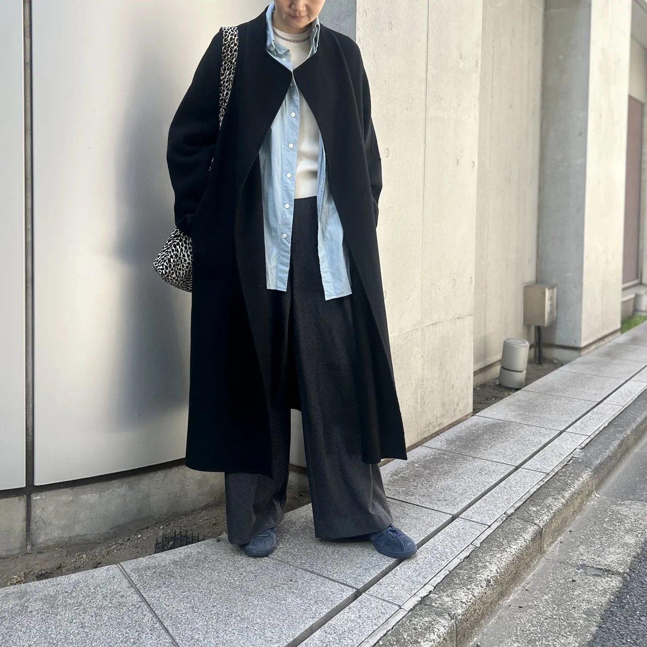 クチュール ド アダム　シャンブレーシャツ
暗めのコートとパンツとのコーデ 