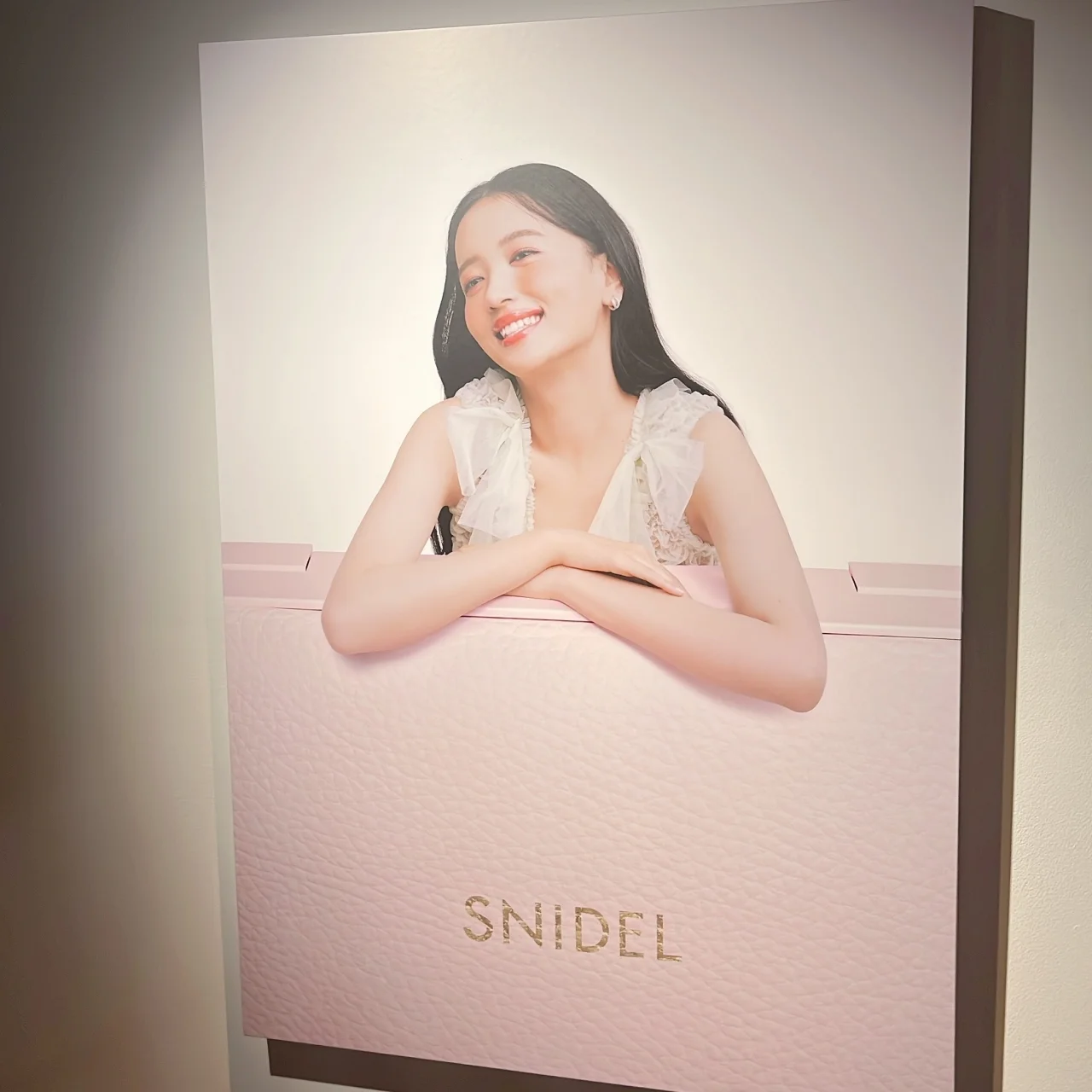 SNIDEL BEAUTY(スナイデル ビューティ)の新作発表会へ　2025　春新色　展示会　新作コスメ　会場の写真