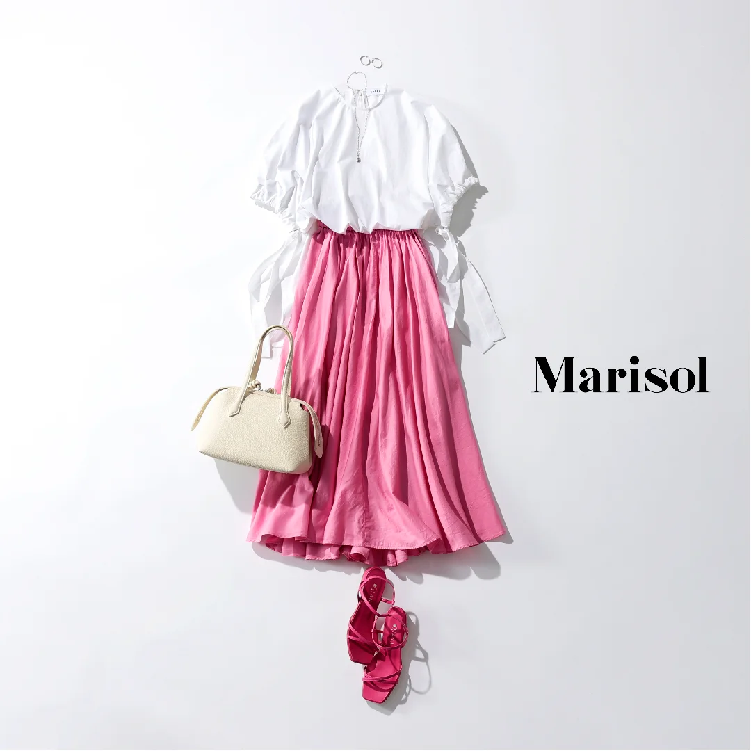 40代ファッション 白ブラウス×ピンクスカート×サンダル コーデ