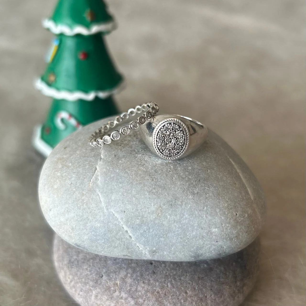 左にマリュスのリングと右にシグネットリング