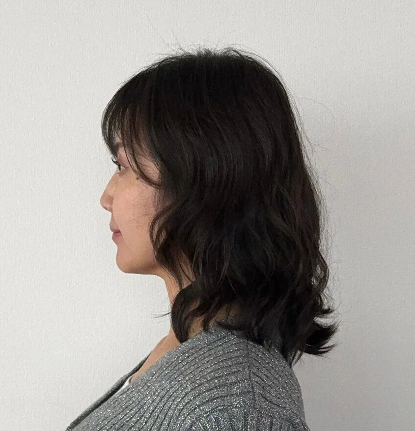 横から見た 40代人気ミディアムヘアスタイル9位の髪型