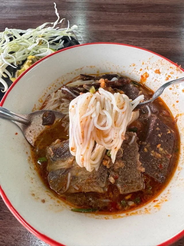  カオソーイじゃないほうのご当地麺【カノムチン・ナムギャオ】を食す in チェンマイ_1_17