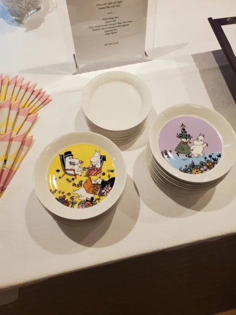 フィンランド大使館ムーミンアラビア発表会、立食パーティの様子
