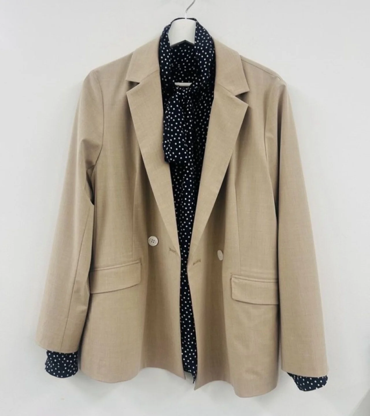 Ｍ7daysのジャケットと黒のボウタイブラウスのコーデ