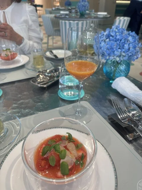 フレッシュジュースとコンソメスープ、フルーツサラダでスタート！