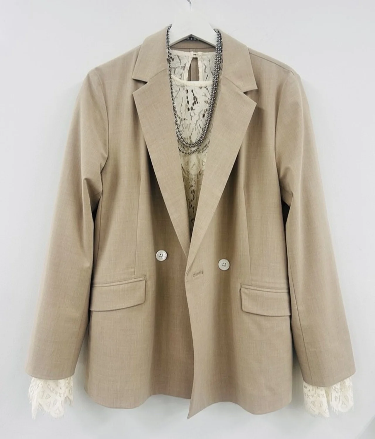 Ｍ7daysのジャケットとレースブラウスのコーデ