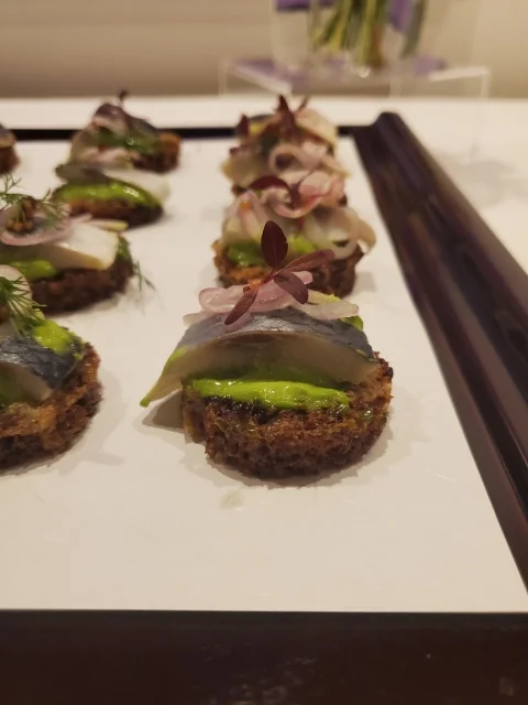 フィンランド大使館ムーミンアラビア発表会、立食パーティの様子
