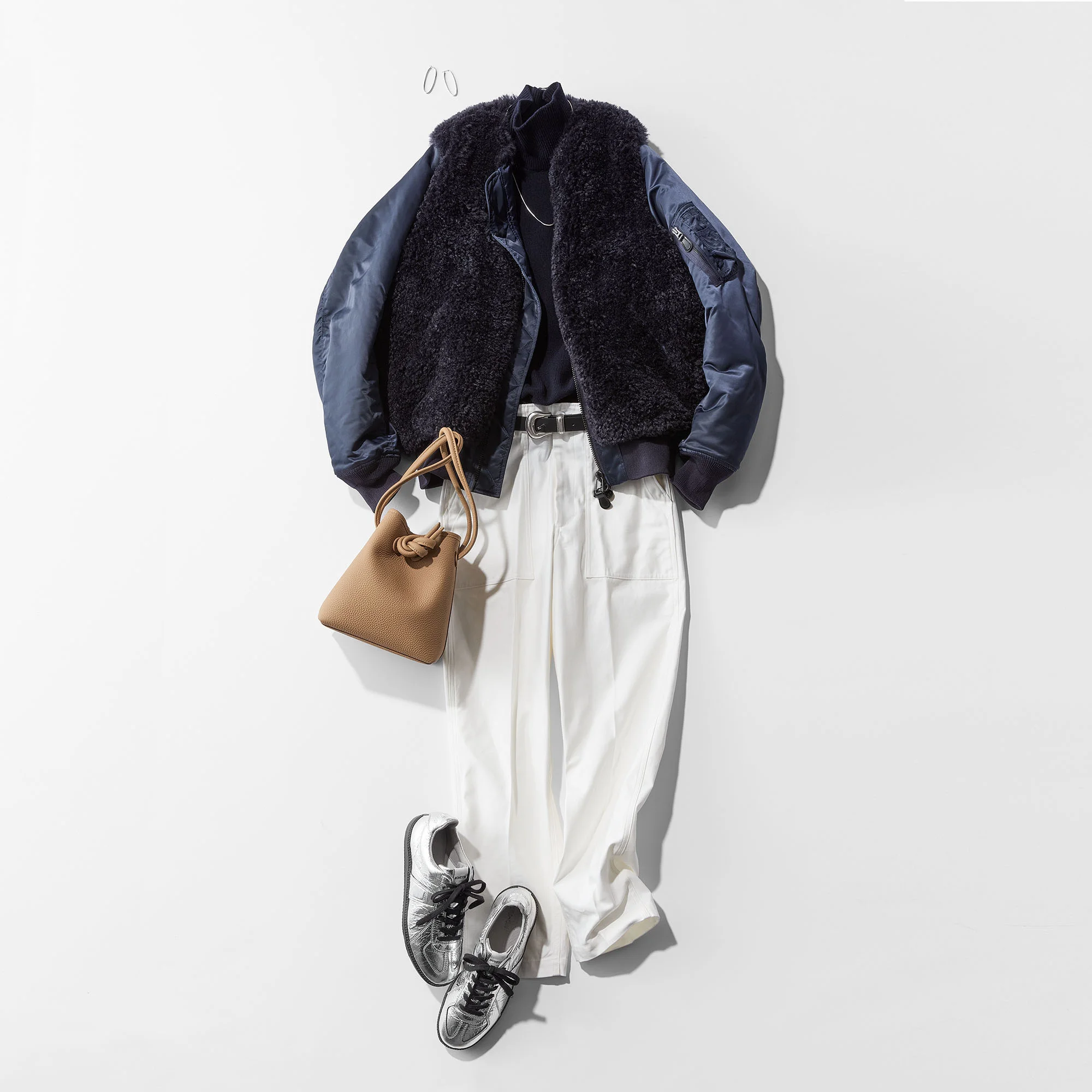 40代ファッション ダウン×白パンツ×スニーカーコーデ