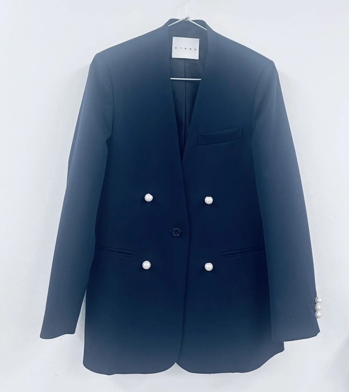 CINOHのパールボタンジャケット