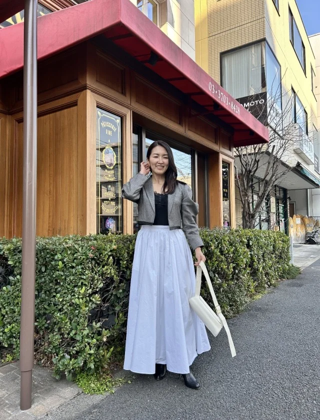 Cygneのショートジャケットで春の大人モノトーンコーデ