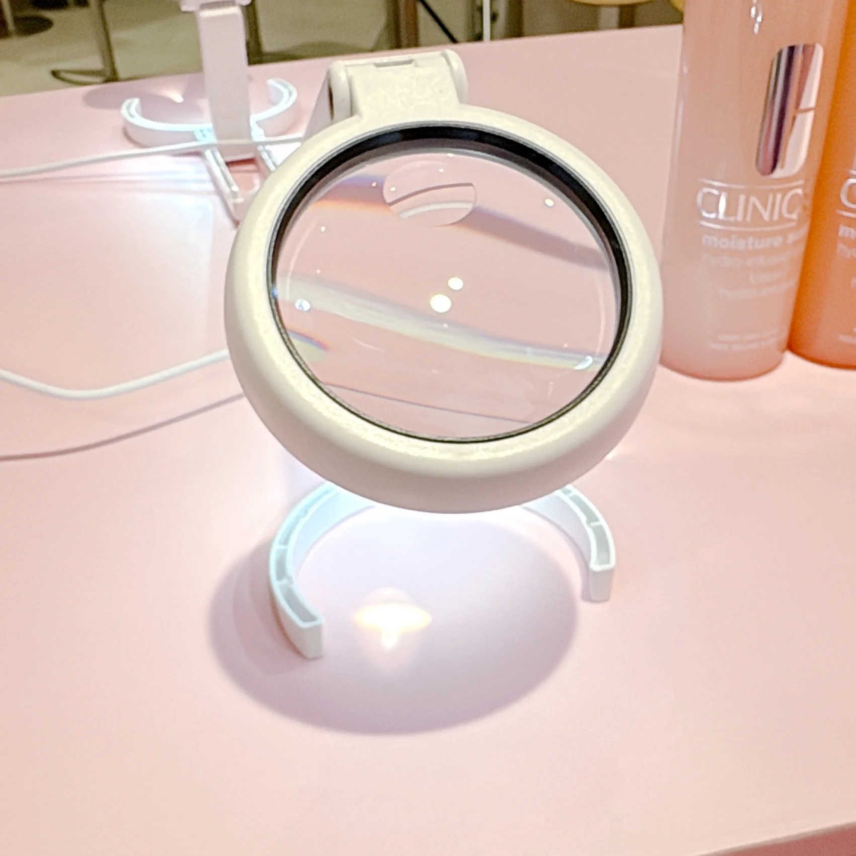 2025 秋冬 新作コスメ モイスチャー サージ グロウ リファイン セラム クリニーク CLINIQUE 店頭にある拡大鏡 発表会の写真