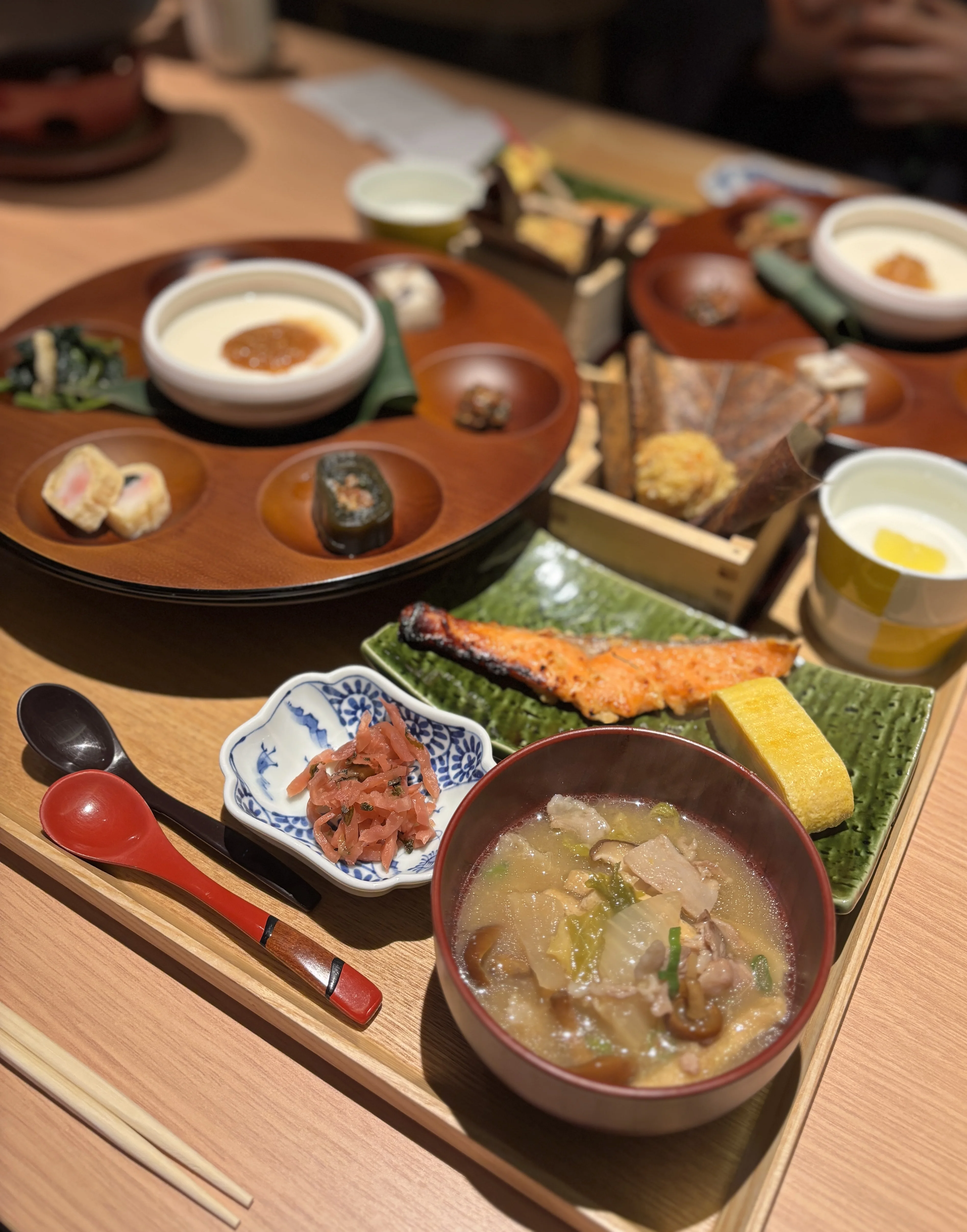 飛騨の冬場によく食べられてきた干したお野菜がふんだんに使われたお味噌汁など、名物がたくさん並ぶボリュームたっぷりの和定食でした。