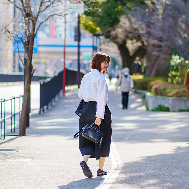 白シャツにフラットシューズ_1_5