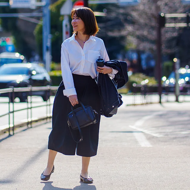 白シャツにフラットシューズ_1_1