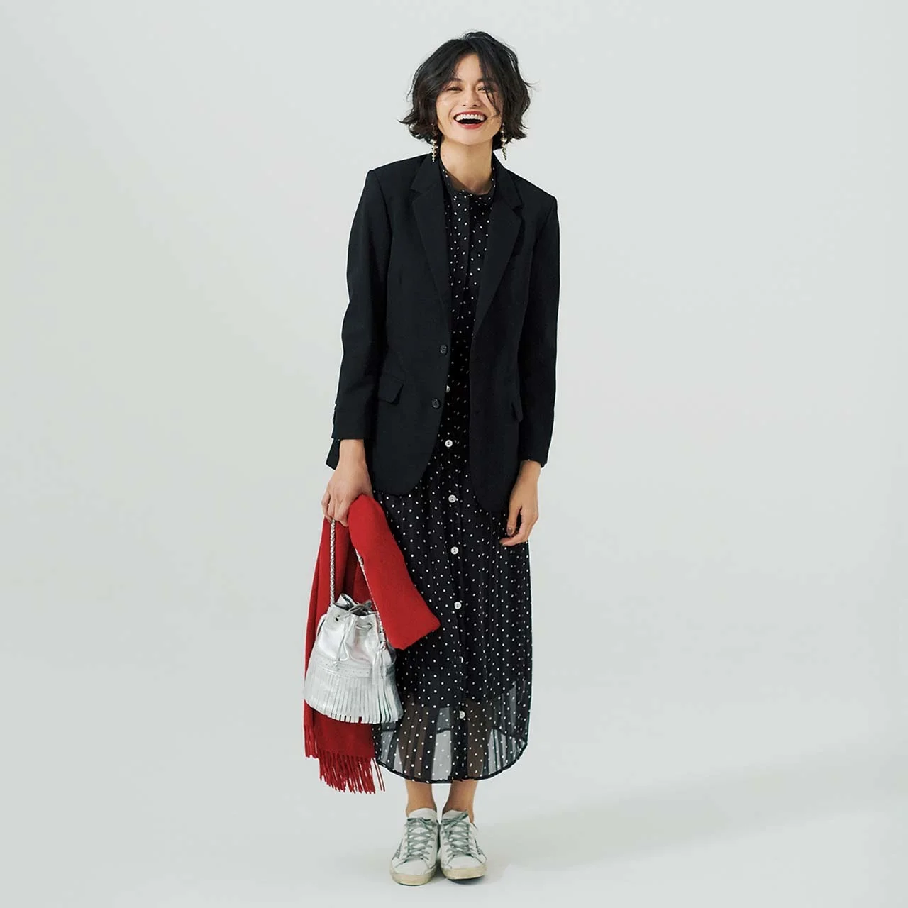 黒のジャケット＆ドットワンピースコーデを着たモデルの渡辺佳子さん