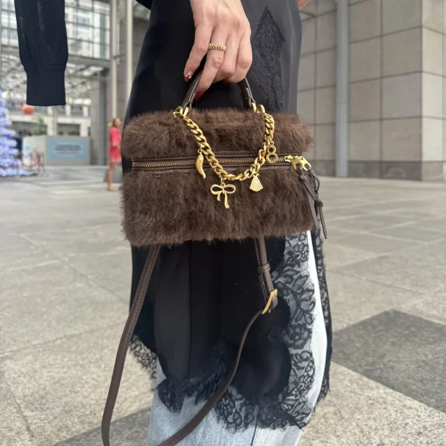 40代こそ楽しみたい“ランジェリー風ワンピ×デニム”の大人ミックスコーデ_1_5