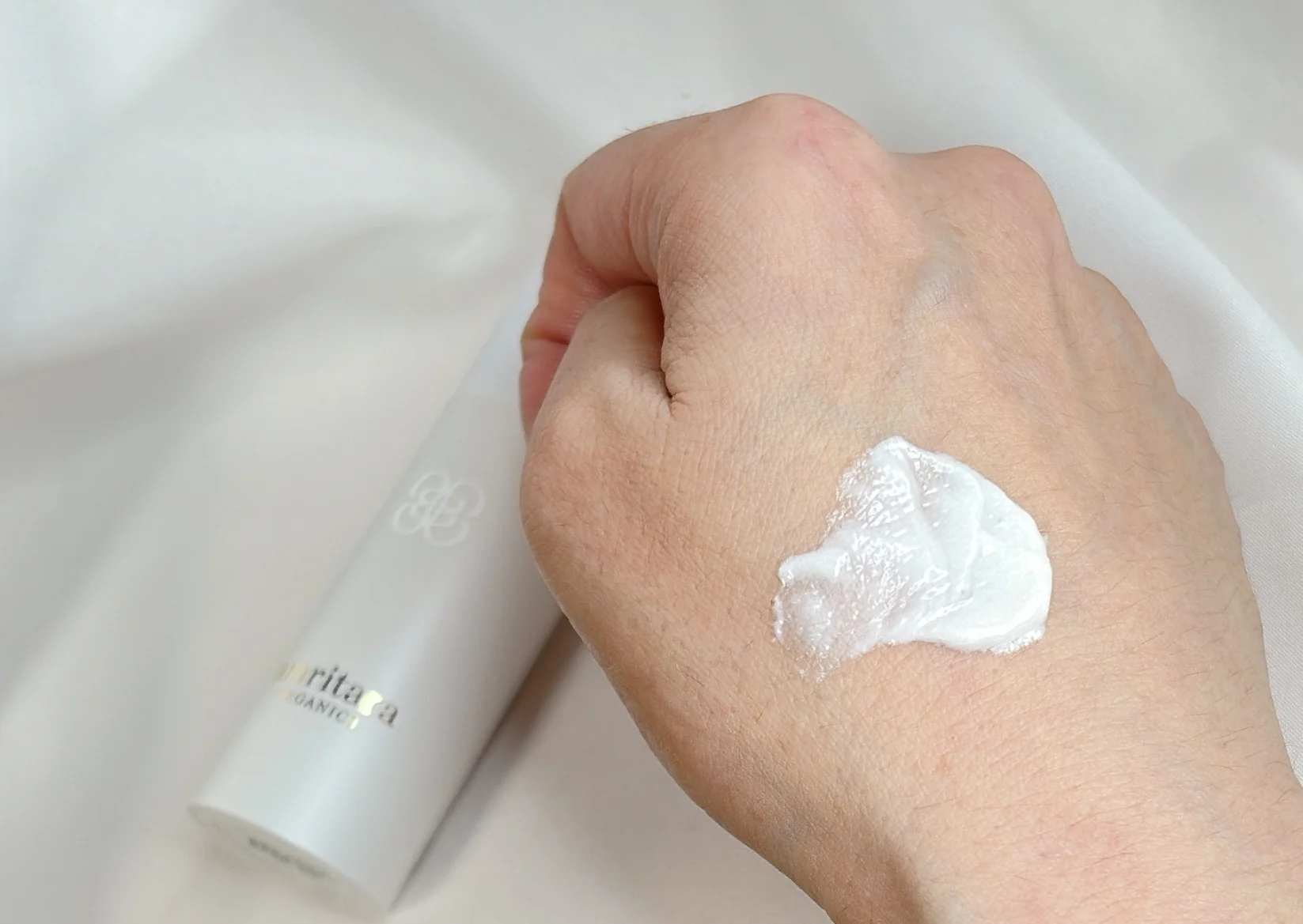 2025 秋冬　新作コスメ　アムリターラ エイジソリューションクリームを実際にお試し 中身のクリームの写真
