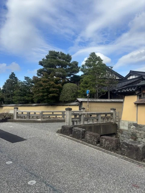 水路に囲まれていたり、塀が続いていたりといるだけで楽しい街並み