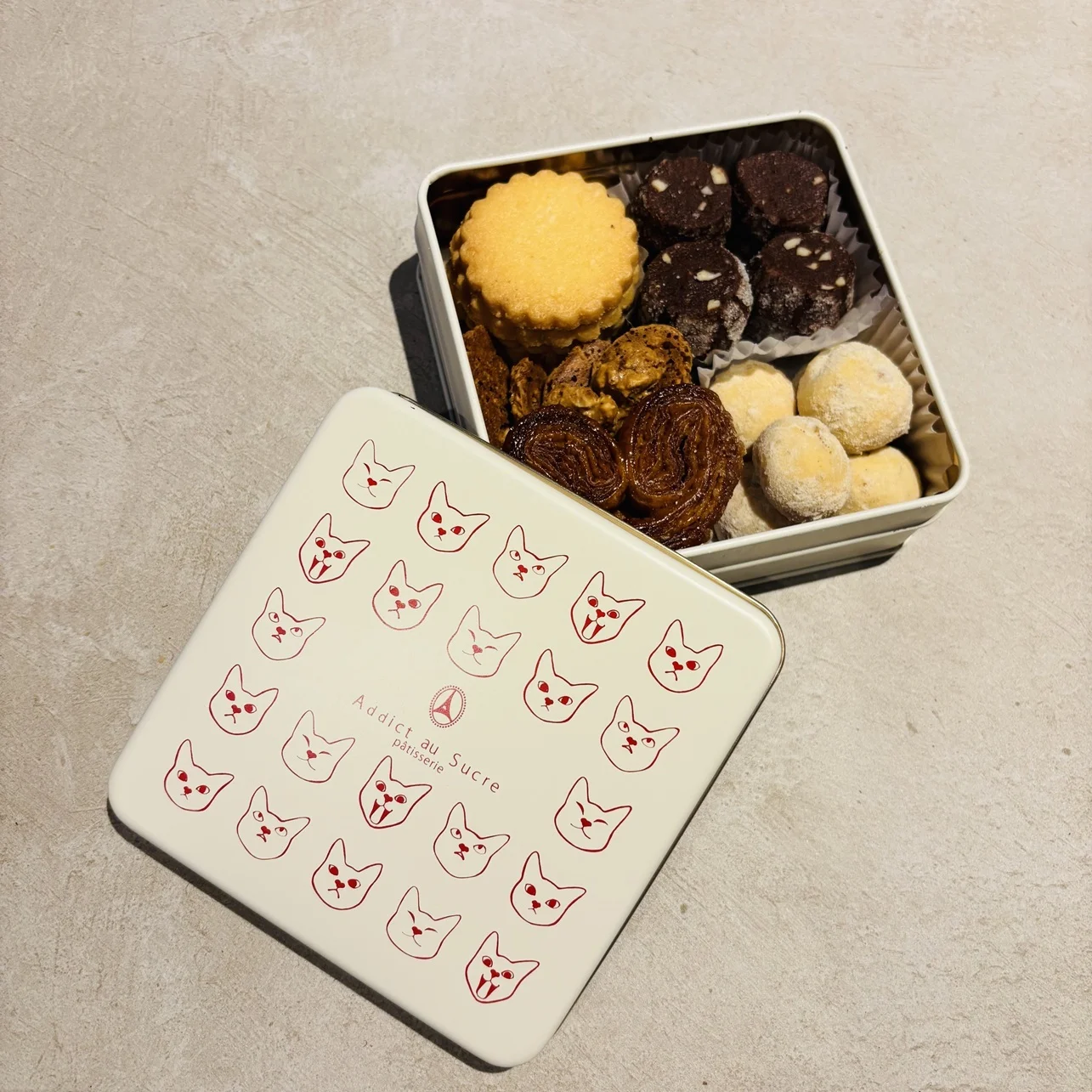 アディクト オ シュクル ボワット レ シャ 猫デザインのクッキー缶5種焼き菓子セット ¥2,592