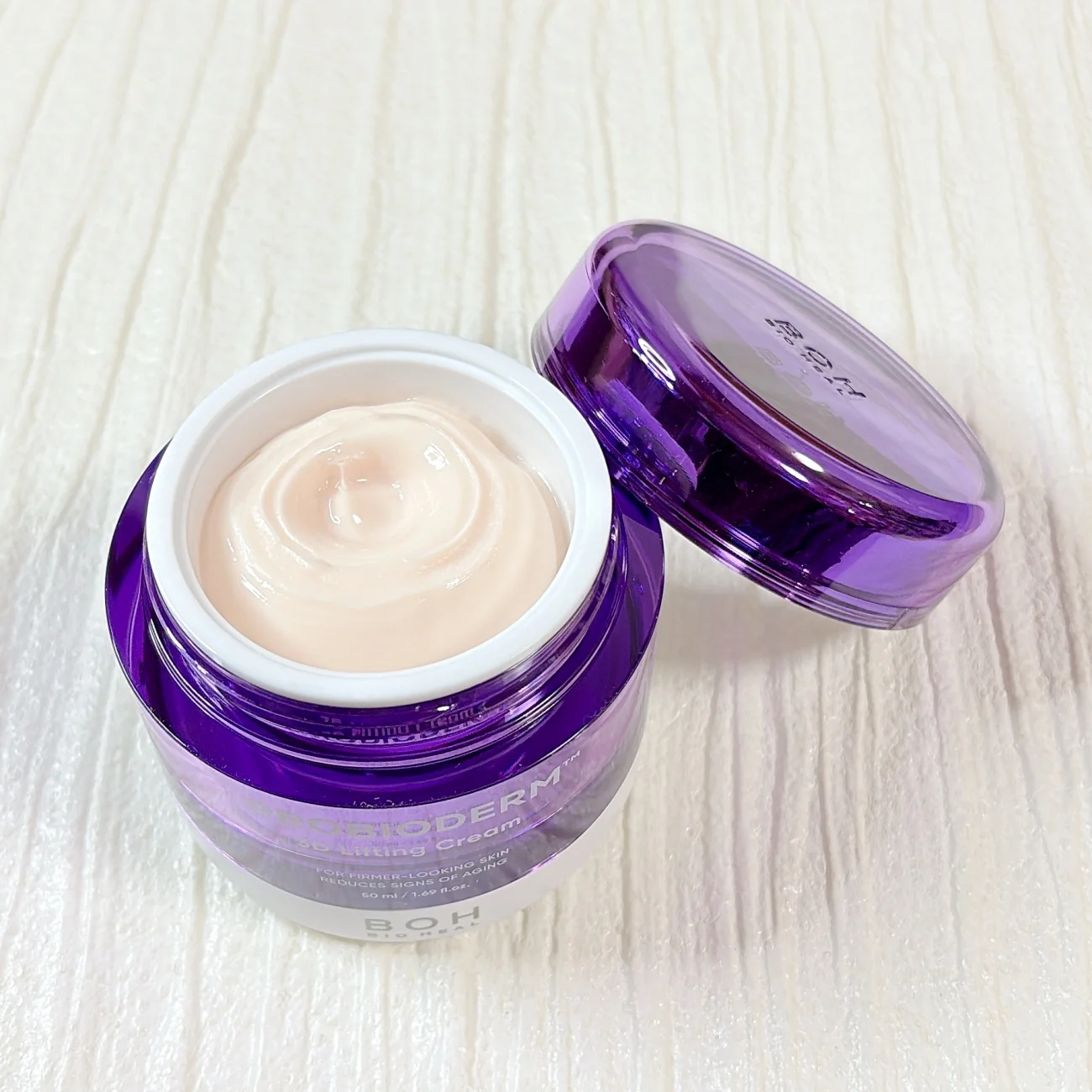 韓国コスメ　おすすめ　たるみケア　BIOHEAL BOH プロバイオダーム™3Dリフティングクリーム　50mL ￥3300／CJ Olive Young Japan 株式会社　3Dタンタンクリーム　バイオヒールボ　製品の中身の写真
