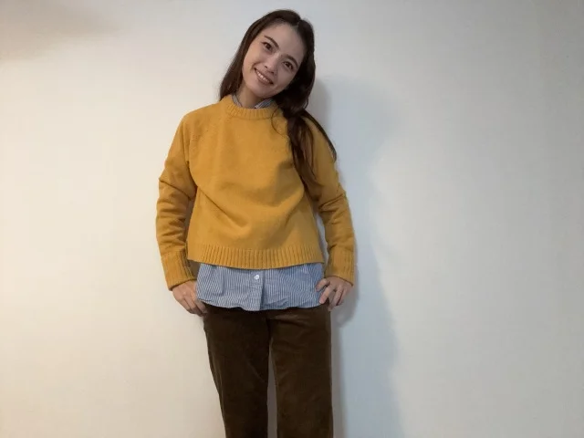 シャツ×ニットの組み合わせに夢中！寒い冬はカラーニットでテンションをあげていく。_1_3-2