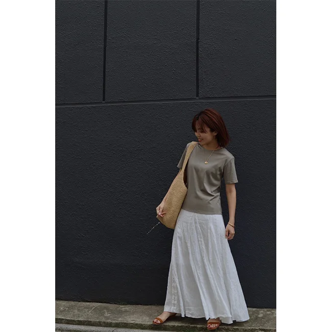 松村純子　カーキグレーTシャツ×白スカートコーデ