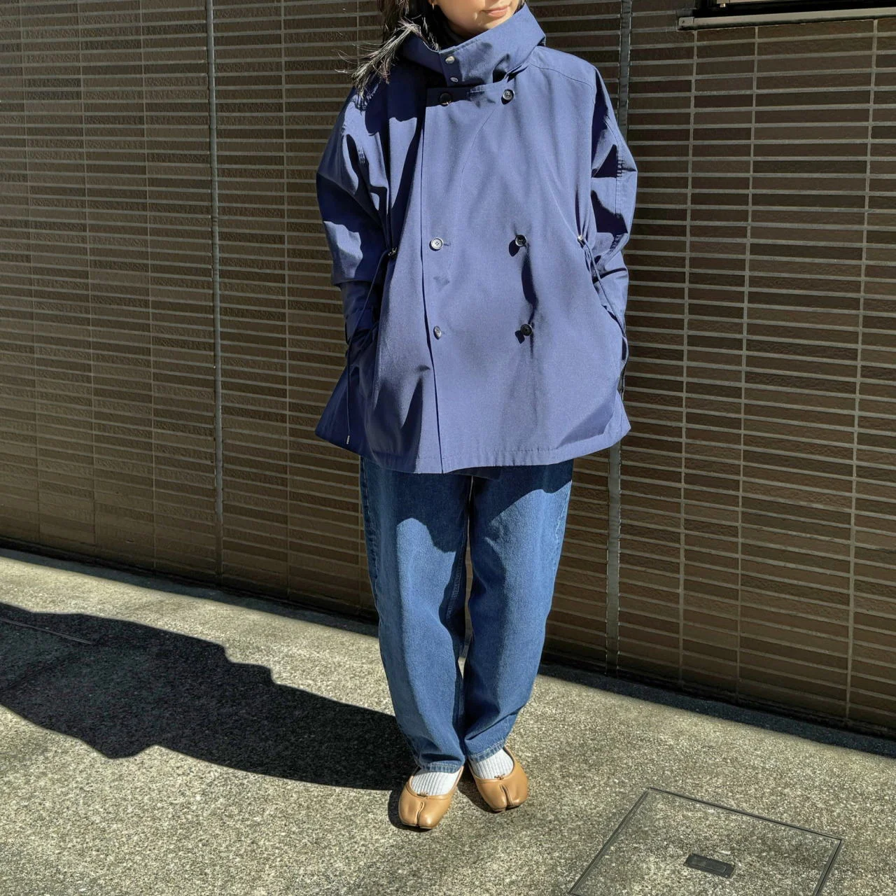 ヴァシュモンのタフタショートトレンチ　後ろから