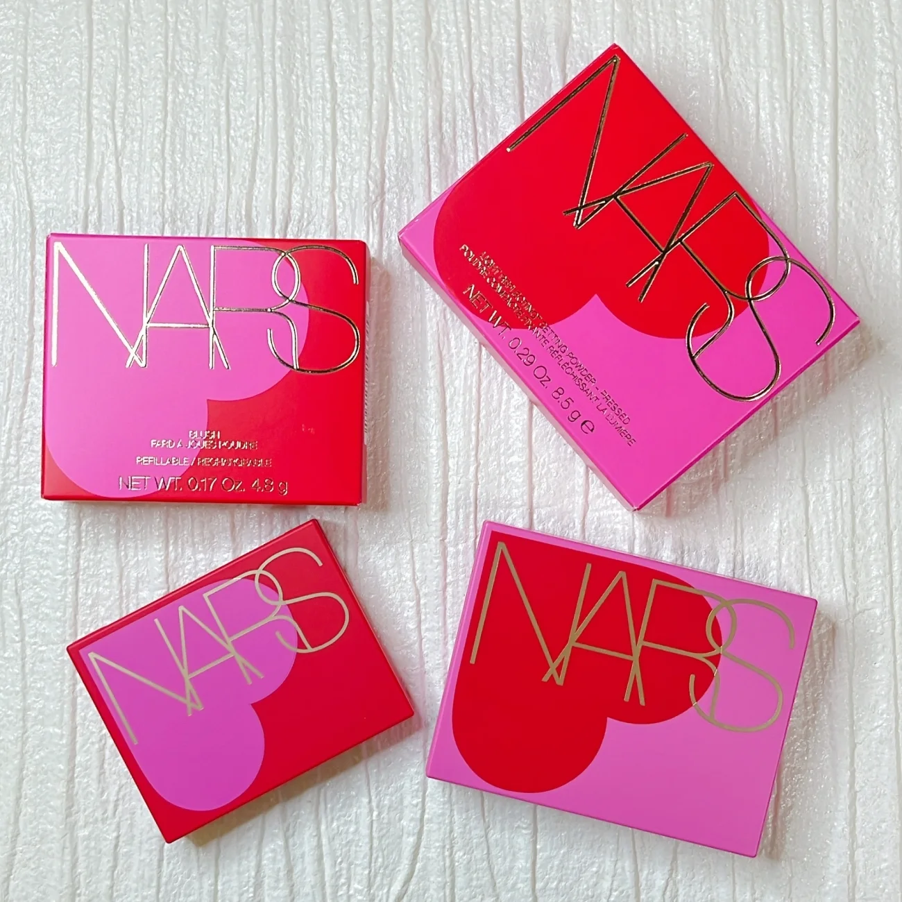 NARS　限定品　ハートのリフ粉　ライトリフレクティングセッティングパウダー プレスト N 04025　限定１種 ￥5830、ブラッシュ N 限定２色 各￥5060／NARS JAPAN＜2025年１月８日（水）数量限定発売＞