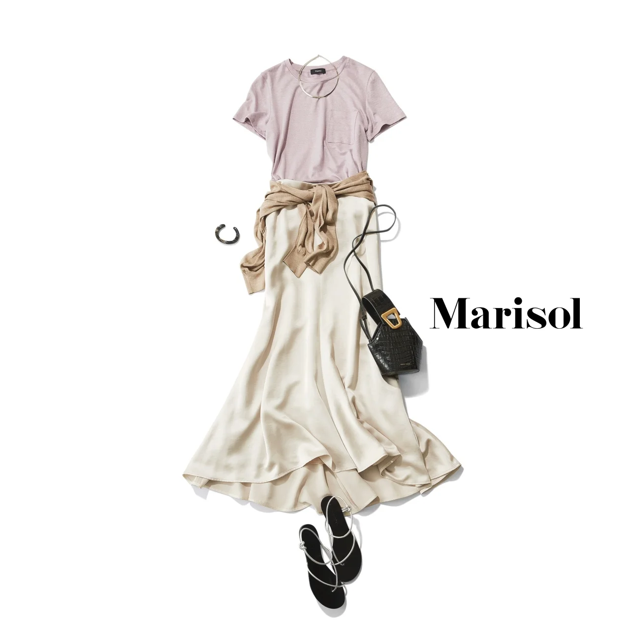 40代ファッション ピンクTシャツ×白スカートコーデ