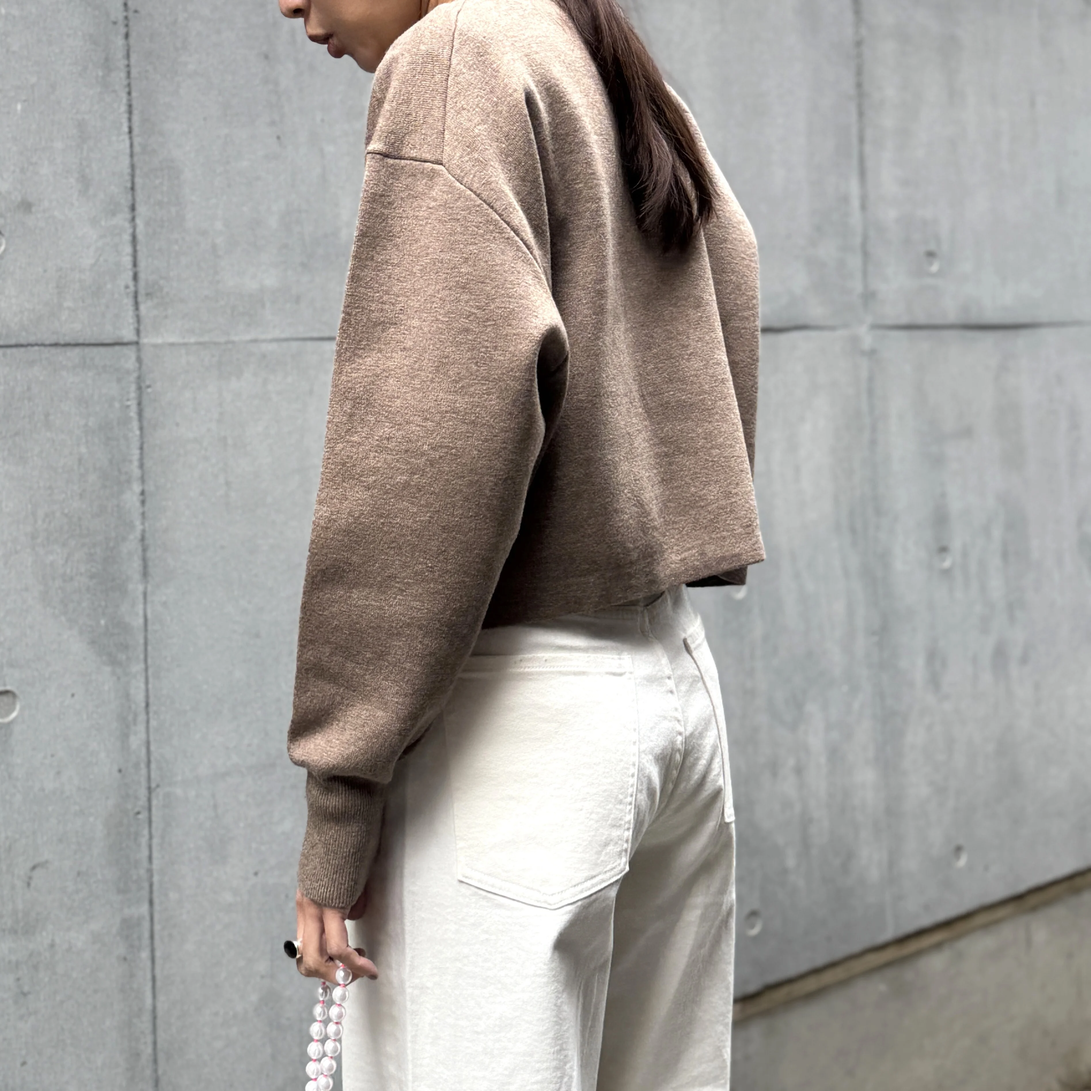 プルミエ アロンディスモンのMarisol別注ボックスショートニットプルオーバー横から見たところ