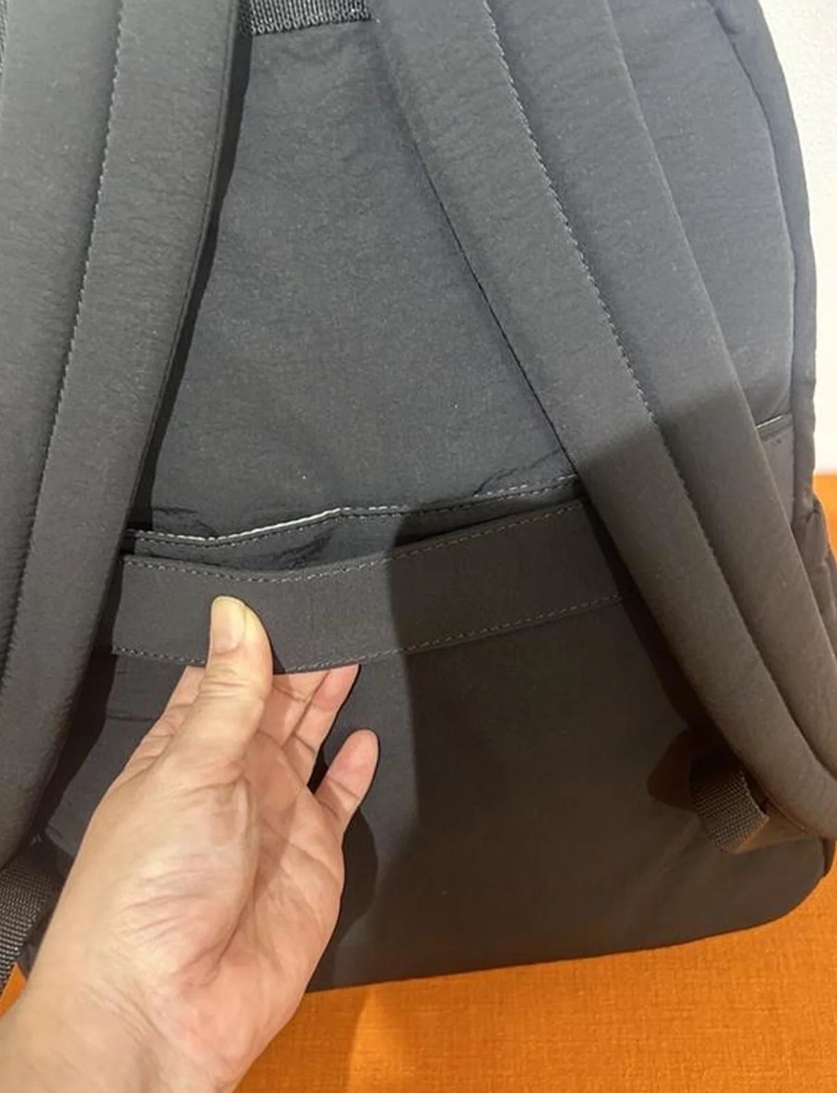 サムソナイト・レッドの黒いリュック　背面ディテール