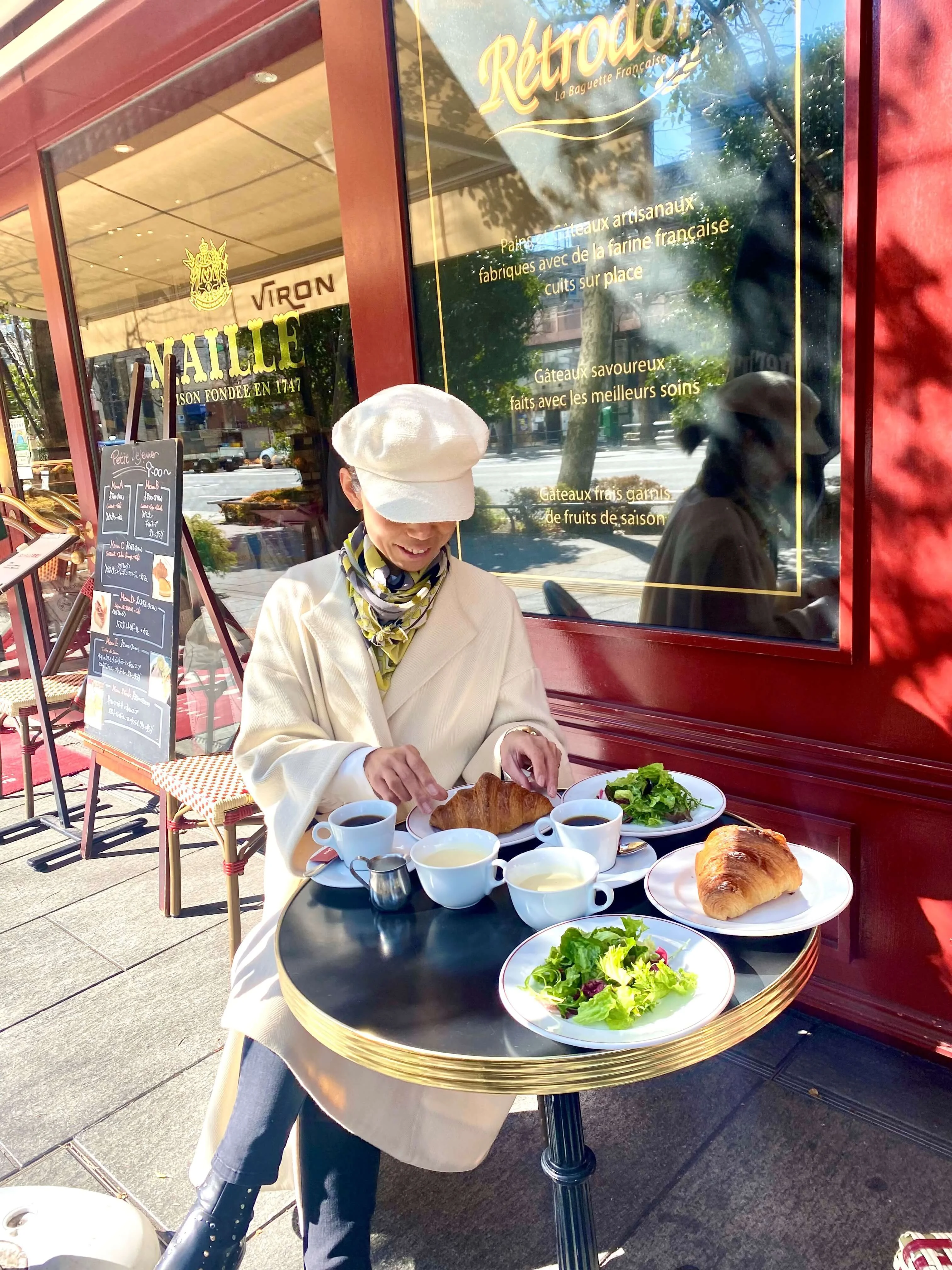 出かけたくなる春の帽子と大好きなパン屋Cafeでパリ気分