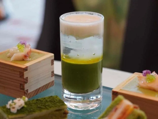 抹茶とティムールベリーのジュレ　ココナッツソースとアロエ