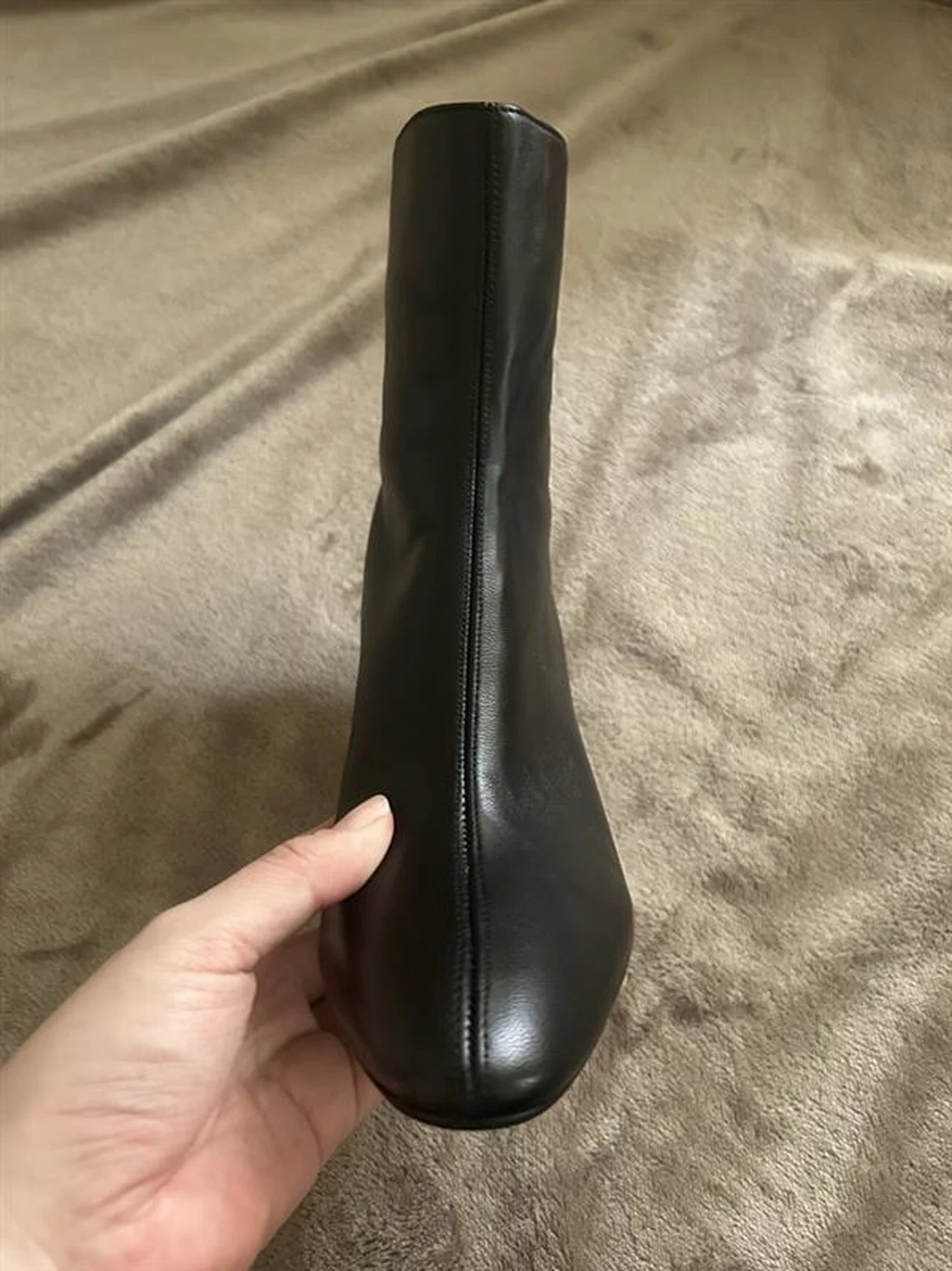 ファビオルスコーニのヒール付きブーツ 正面からみたところ