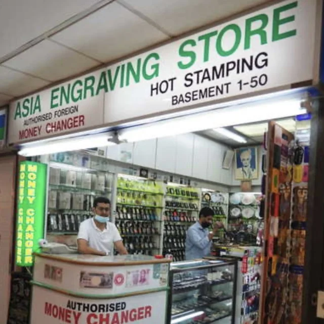 ラッキープラザ　ネームタグのお店