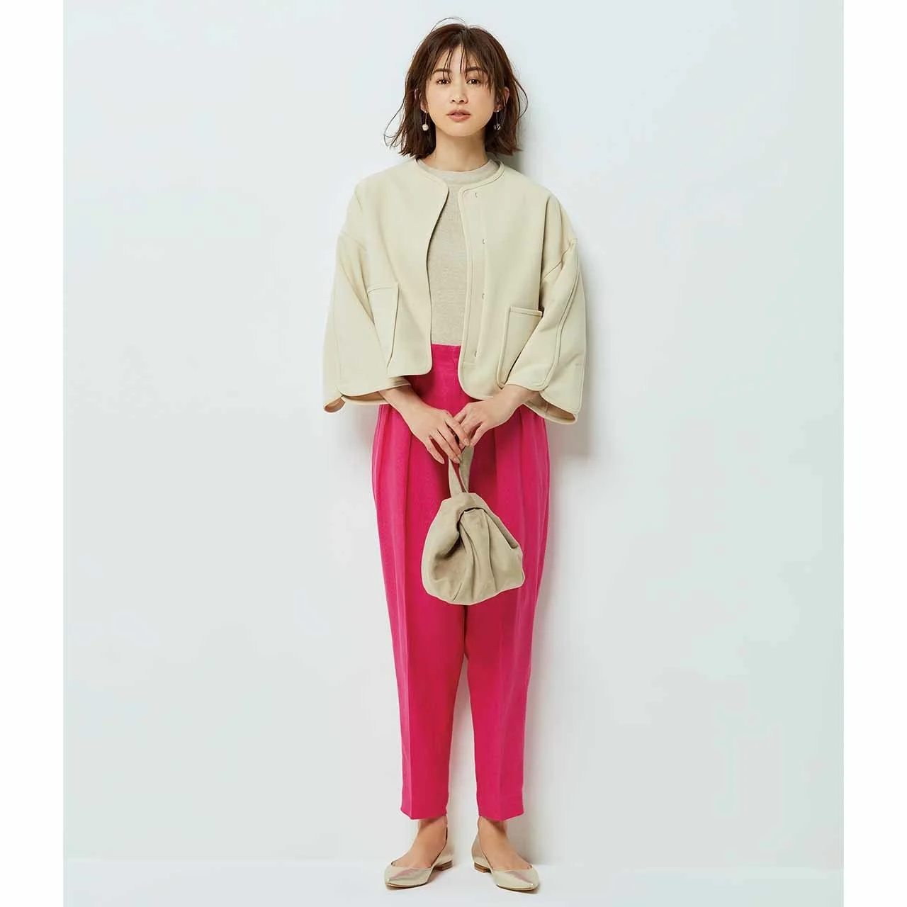 ノーカラージャケット×ピンクのパンツコーデを着たモデルの高垣麗子さん
