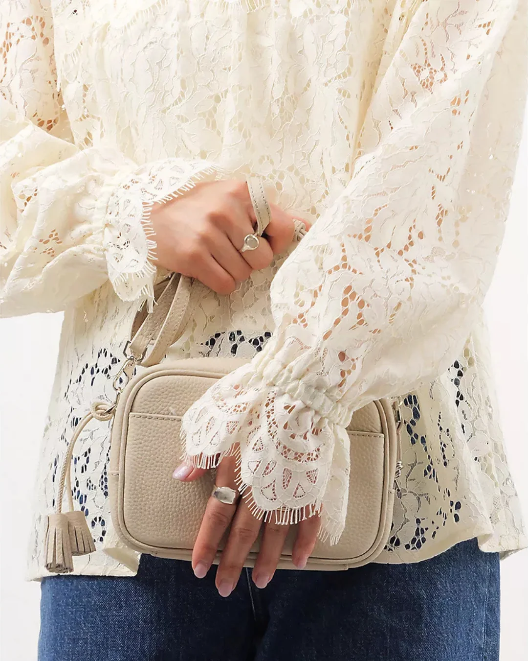 レースブラウス少し長めの袖