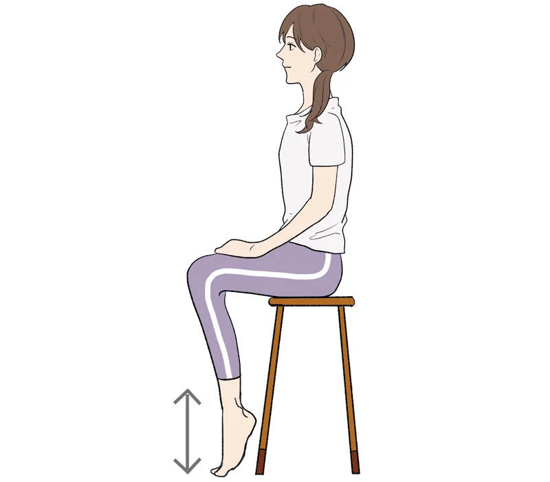 椅子に座り、両足のかかとをゆっくり上げ下ろしする。立って行ってもＯＫ。1時間ごとに10回程度ずつ行うのがおすすめ。