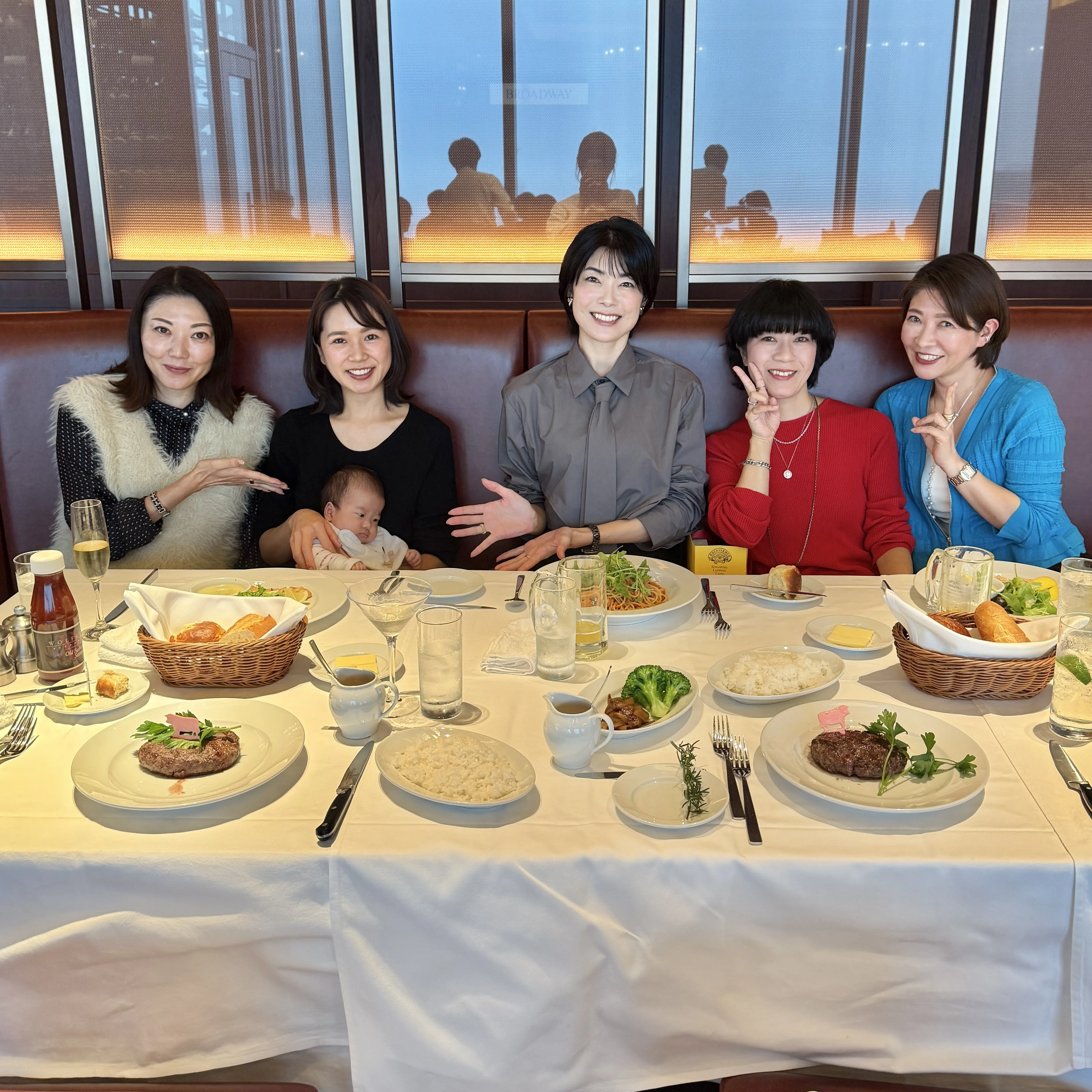 40代こそ楽しみたい“ランジェリー風ワンピ×デニム”の大人ミックスコーデ_1_1