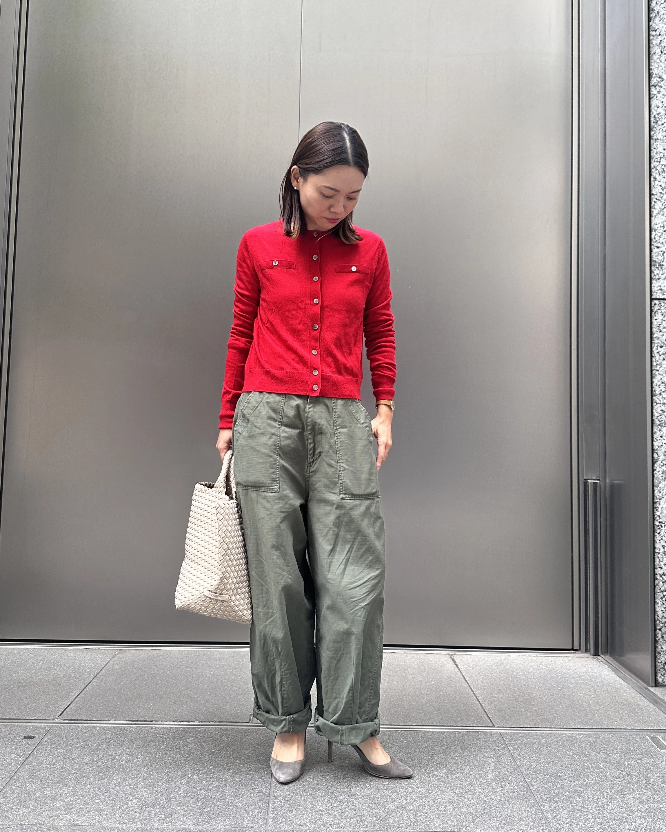 フェイクポケットつきカーディガン　赤の着こなし