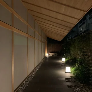 新宿の大都会の中、モダンな空間で温泉を楽しむ。温泉旅館　由縁新宿。