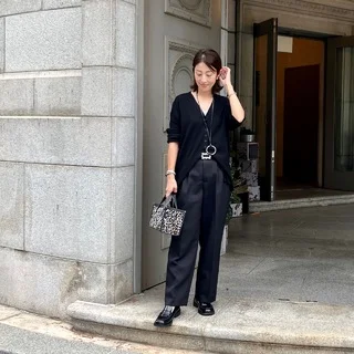 【ON・OFF着回し】この秋買って良かった!アレンジ自在な黒のVネックカーディガン