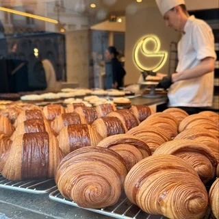 パリ旅行③｜フォロワー世界一のパティシエ「セドリックグロレ」のクロワッサン